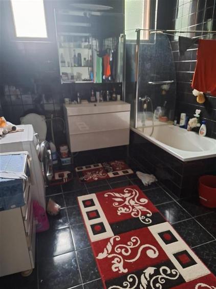 Casă cu 8 camere cu Teren 971 Mp în Apollo