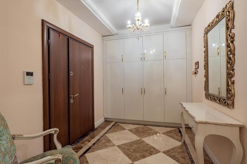 Penthouse cu 5 camere decomandat, mobilat în Central