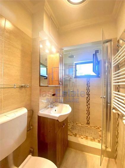 Apartament cu 3 camere semidecomandat în Filiași