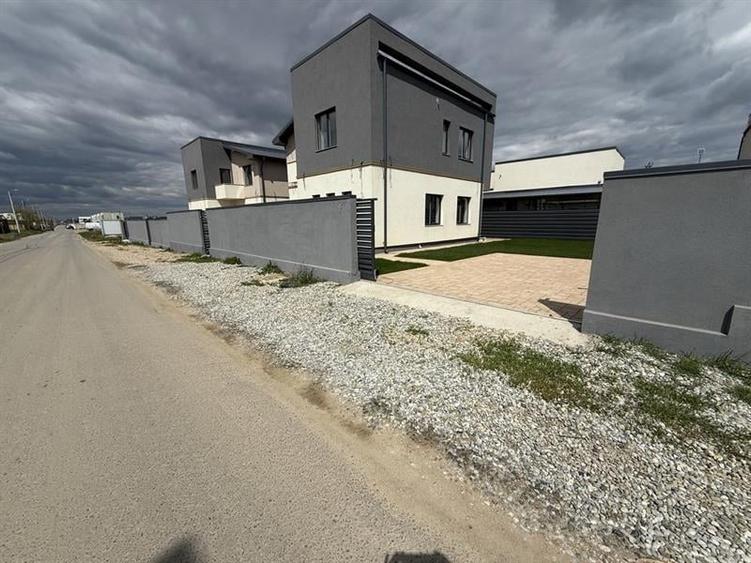 Casă individuală cu 4 camere cu Teren 330 Mp în Sud-Est
