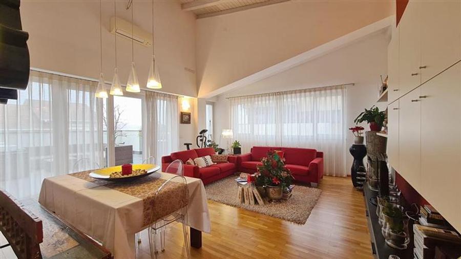 Penthouse cu 3 camere decomandat, mobilat în Girocului