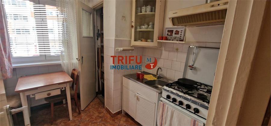 Apartament cu 3 camere semidecomandat, mobilat în Cetate