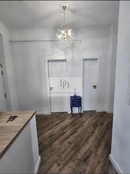 Apartament cu 3 camere semidecomandat, mobilat în Central