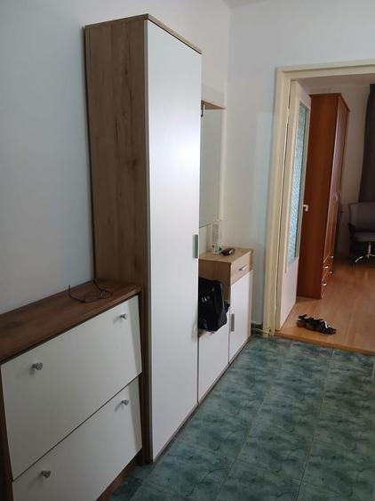 Garsonieră decomandată în Girocului
