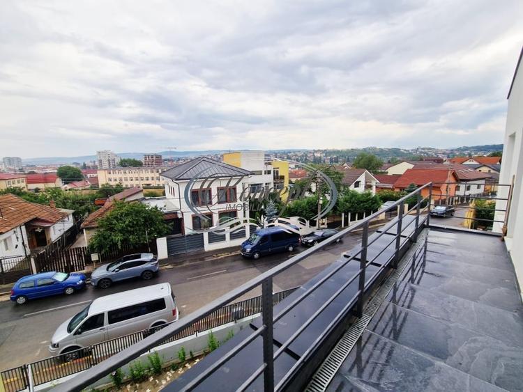 Casă cu 4 camere semidecomandat cu Canalizare în Dâmbul Rotund