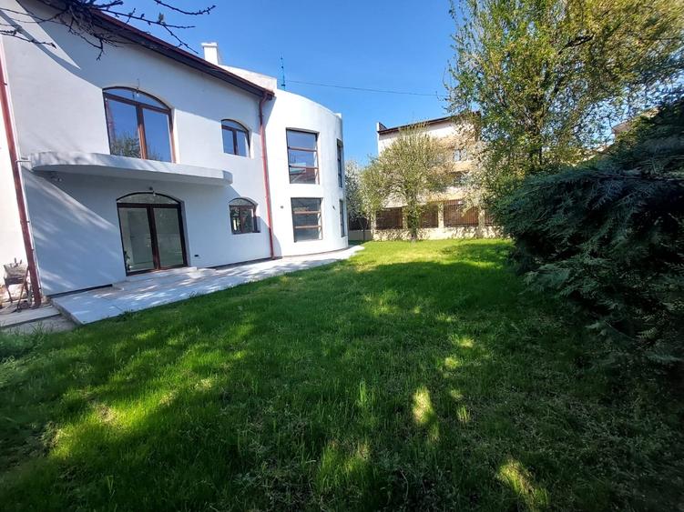 Casă cu 6 camere cu Canalizare în Prelungirea Ghencea