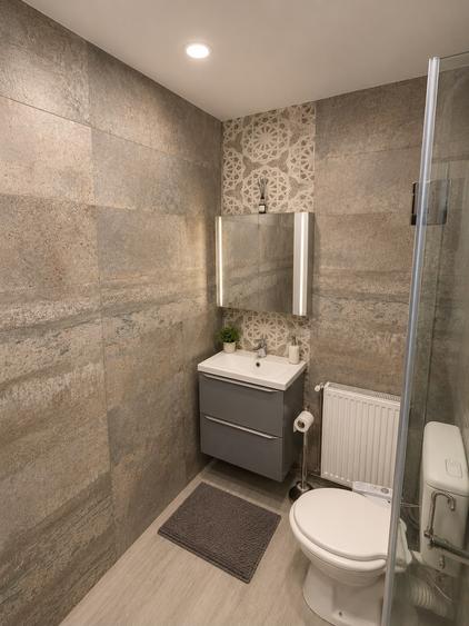Apartament cu 4 camere semidecomandat, mobilat în Apărătorii Patriei