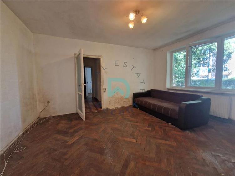 Apartament cu 3 camere semidecomandat în Tractorul