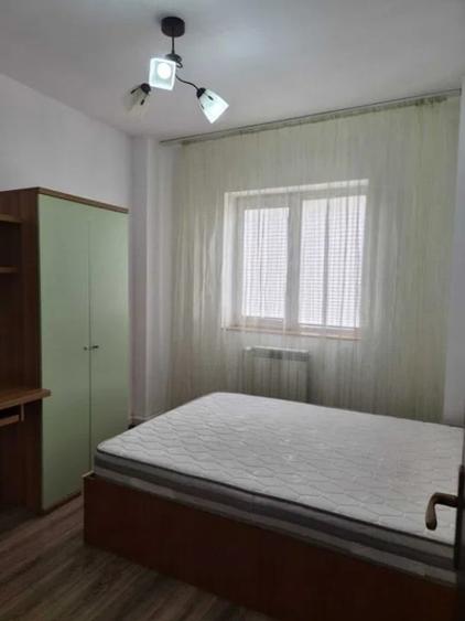 Apartament cu 3 camere semidecomandat în Tătărași