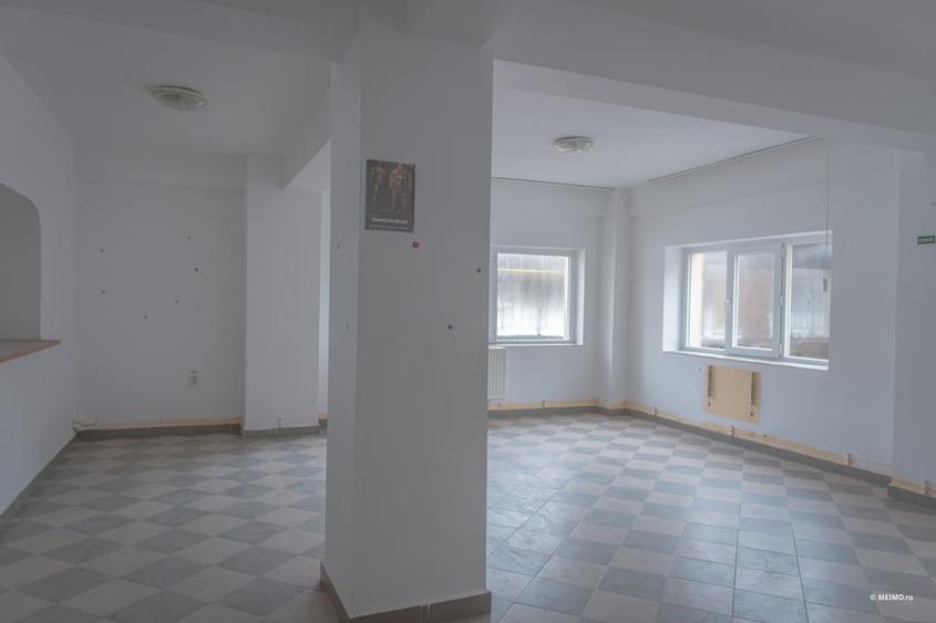 Casă individuală cu 20 camere cu Canalizare în Moinești