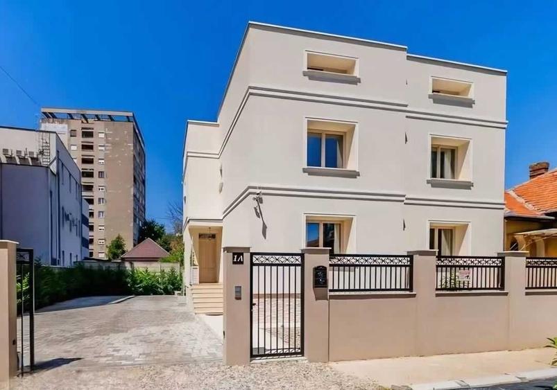 Casă cu 4 camere decomandat în Romanilor