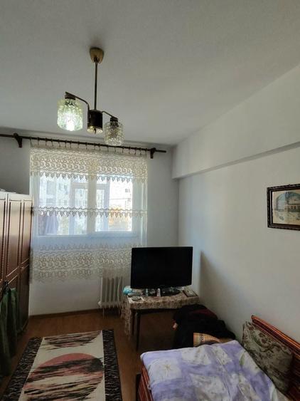 Apartament cu 3 camere decomandat, mobilat în Berceni
