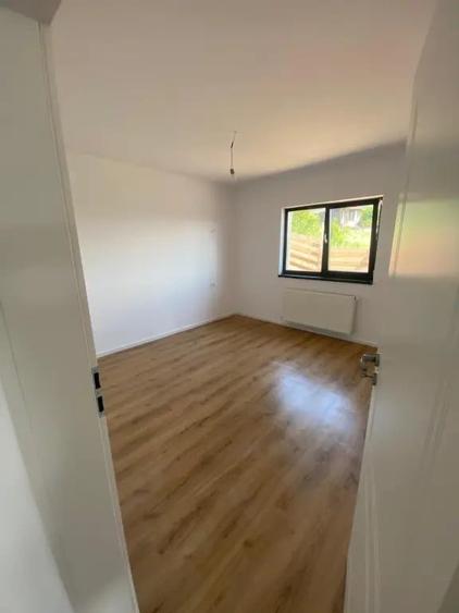 Casă cu 3 camere în Valea Adâncă