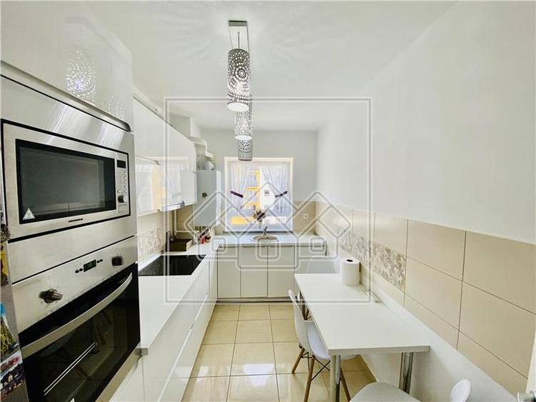 Apartament cu 3 camere decomandat în Exterior Sud