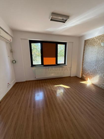 Apartament cu 3 camere semidecomandat în Jiului