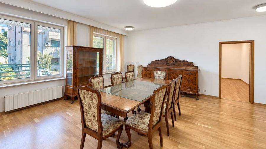 Apartament cu 8 camere decomandat în Kiseleff