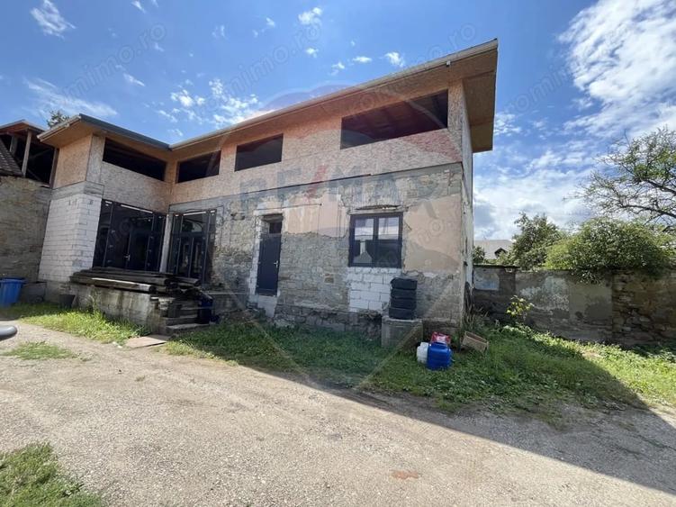 Casă cu 5 camere cu Teren 1141 Mp în Central