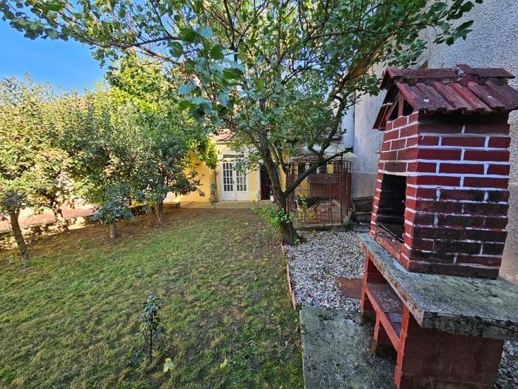 Casă cu 5 camere cu Teren 978 Mp în Central