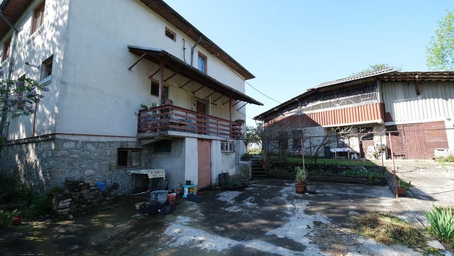 Casă individuală cu 7 camere cu Canalizare în Fieni
