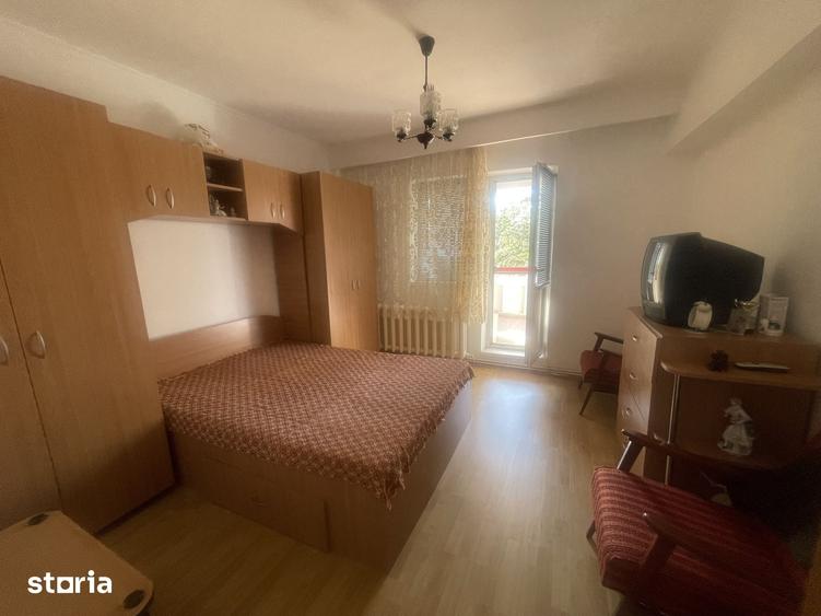 Apartament cu 3 camere decomandat în Sub Arini
