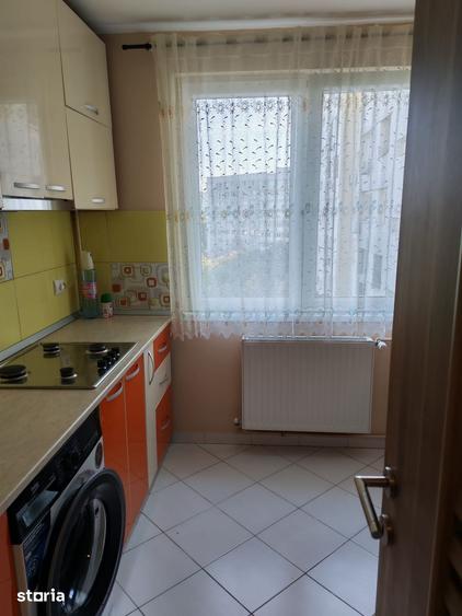 Apartament cu 3 camere semidecomandat, mobilat în Colentina