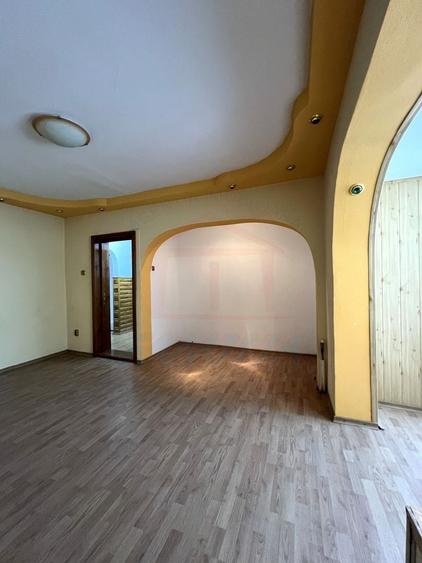 Apartament cu 3 camere decomandat, mobilat în Micro 13