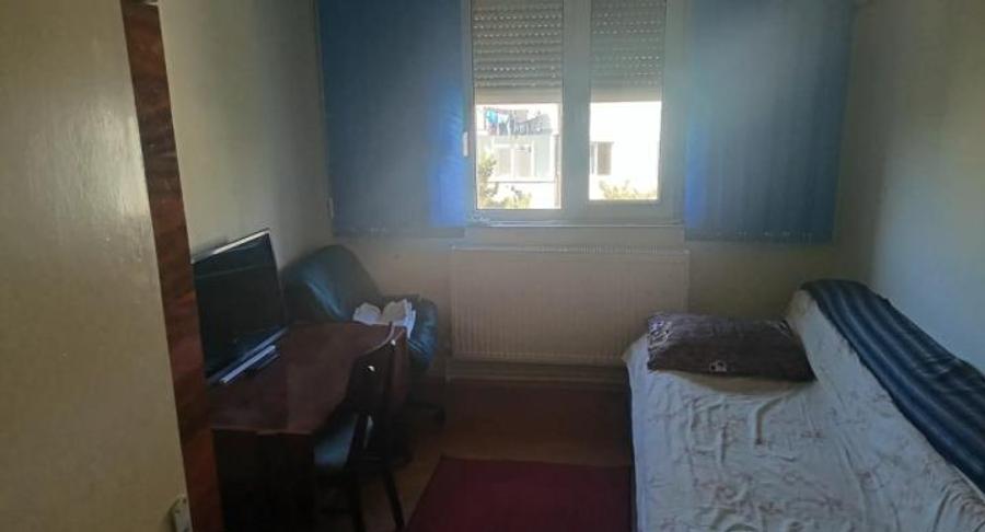 Apartament cu 3 camere semidecomandat în Km 4-5