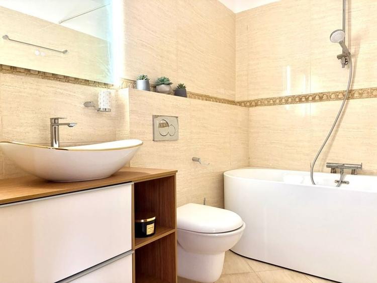 Apartament cu 5 camere semidecomandat, mobilat în Bună Ziua