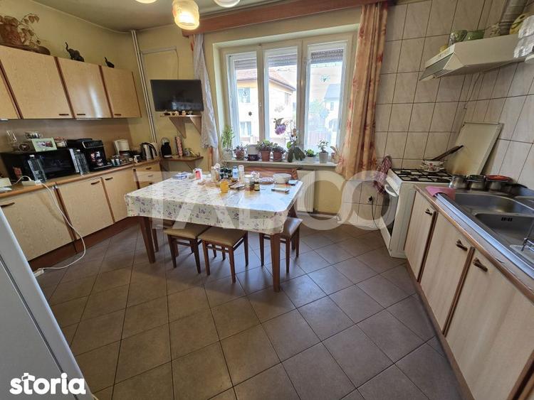 Casă cu 6 camere cu Canalizare în Sub Arini