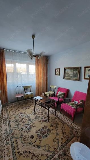 Apartament cu 3 camere decomandat în Petros