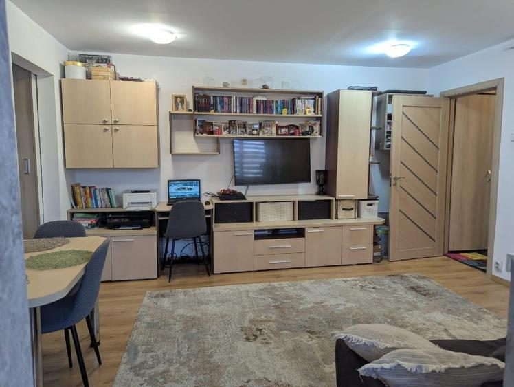 Apartament cu 3 camere semidecomandat, mobilat în Buziașului