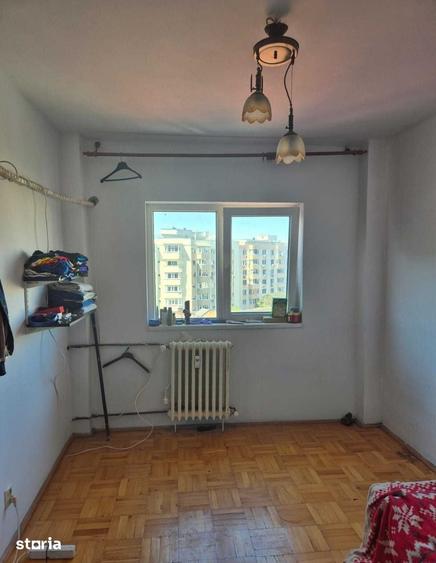 Apartament cu 4 camere decomandat în Tei
