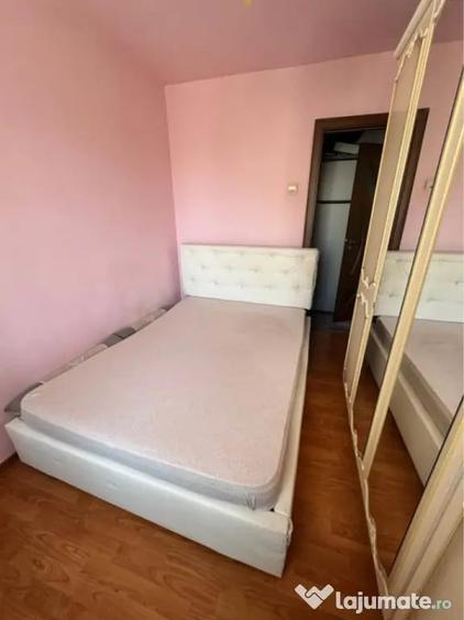 Apartament cu 3 camere semidecomandat în Craiovița Nouă