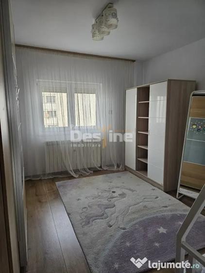 Apartament cu 3 camere semidecomandat în 1 Mai