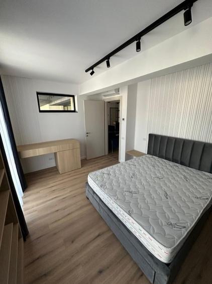 Apartament cu 4 camere semidecomandat, mobilat în Central