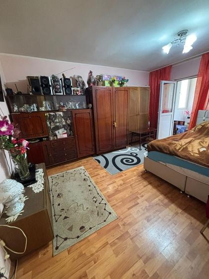 Apartament cu 3 camere decomandat, mobilat în Central
