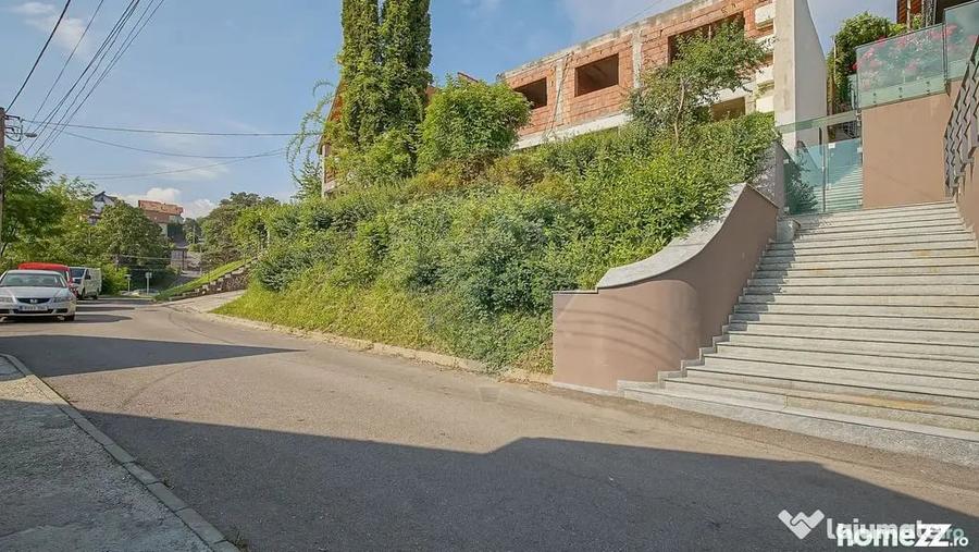Casă cu 7 camere cu Teren 336 Mp în Central
