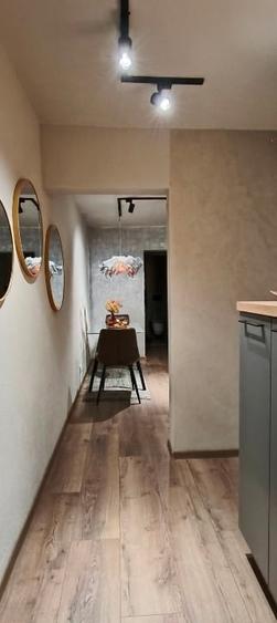 Apartament cu 3 camere semidecomandat, mobilat în Romanilor