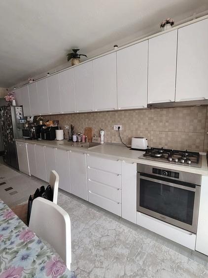 Apartament cu 3 camere semidecomandat în Florești