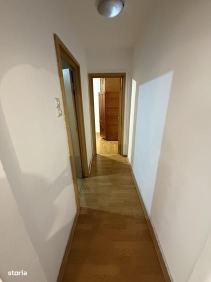 Apartament cu 3 camere semidecomandat în Craiovița Nouă
