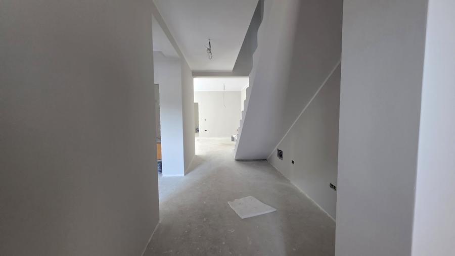 Duplex cu 5 camere cu Canalizare în Dumbrăvița