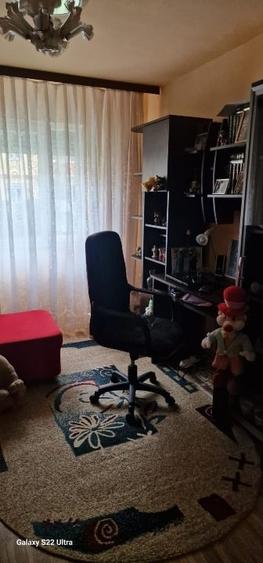 Apartament cu 3 camere semidecomandat, mobilat în Micro II