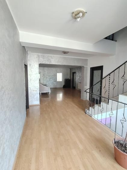 Casă individuală cu 18 camere cu Teren 1300 Mp în Bucium