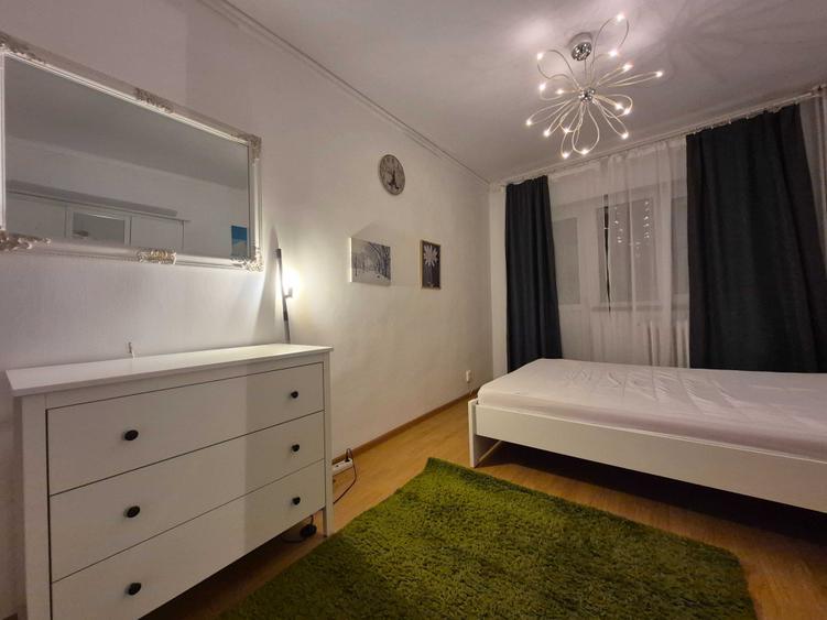 Apartament cu 3 camere semidecomandat în Moșilor