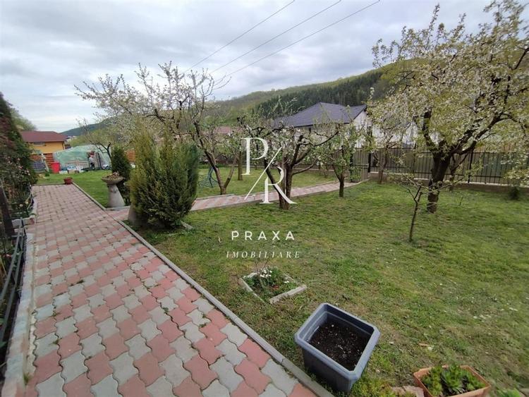 Casă individuală cu 6 camere cu Teren 1300 Mp în Tăuți