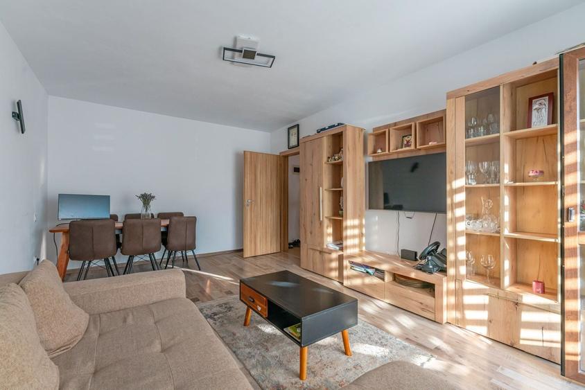 Apartament cu 3 camere decomandat, mobilat în Sânpetru