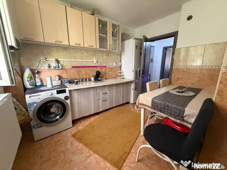 Apartament cu 3 camere decomandat în Calea București