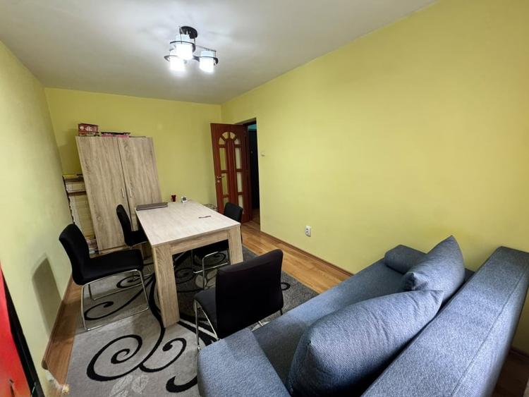 Apartament cu 3 camere semidecomandat, mobilat în Săsar
