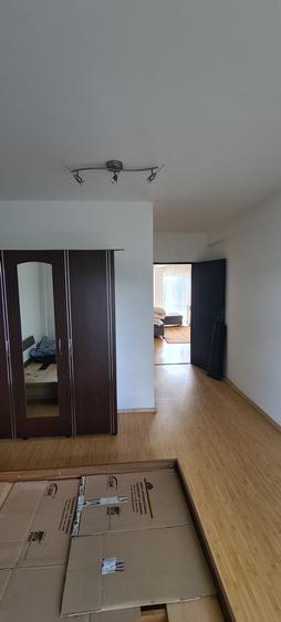 Apartament cu 3 camere semidecomandat în Exterior Nord
