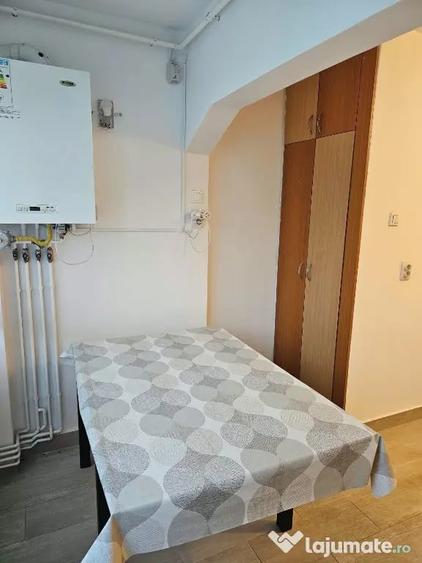 Apartament cu 2 camere decomandat în Tractorul